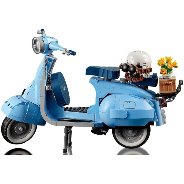 LEGO Vespa 125 10298 building process