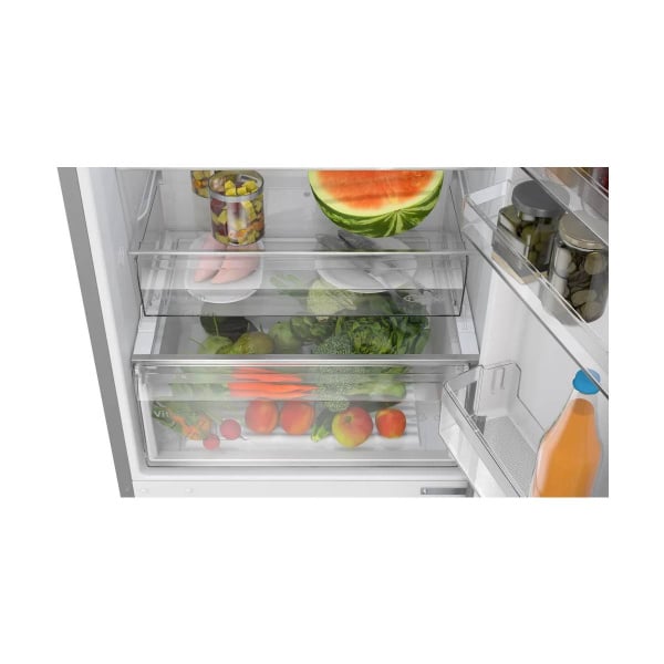 Vnútro chladničky Bosch KGN492IAF s policami a zásuvkami na potraviny.