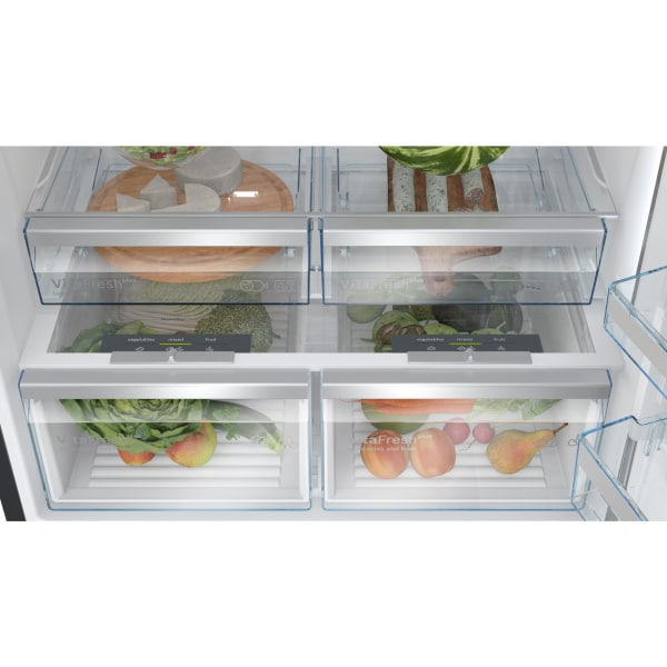 Zásuvky VitaFresh plus s ovocím a zeleninou v modeli Bosch KGP86AXB0N