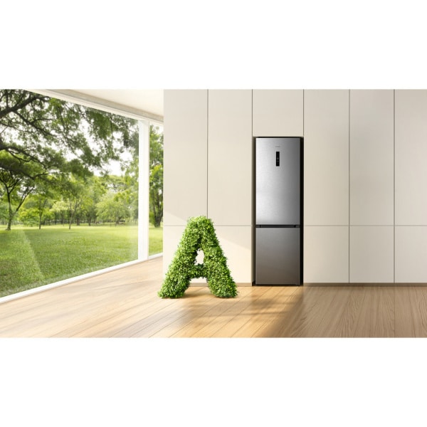 Moderná kuchyňa s chladničkou vpravo; sivý povrch, úzky vertikálny displej, pri chladničke je veľké písmeno A z listov – vizuálny dôraz na energetickú účinnosť.