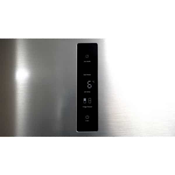 Detail čierneho ovládacieho panela na matnom sivom povrchu s nápismi eco mode, fast freeze, set temp., fridge freezer a displejom s teplotou 6°C.