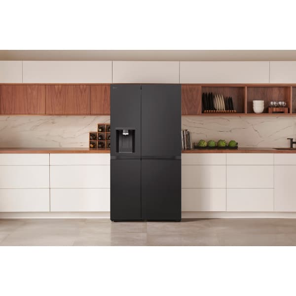 Moderná kuchyňa s dvojdverovou chladničkou v tmavej matnej farbe a integrovaným dávkovačom vody.