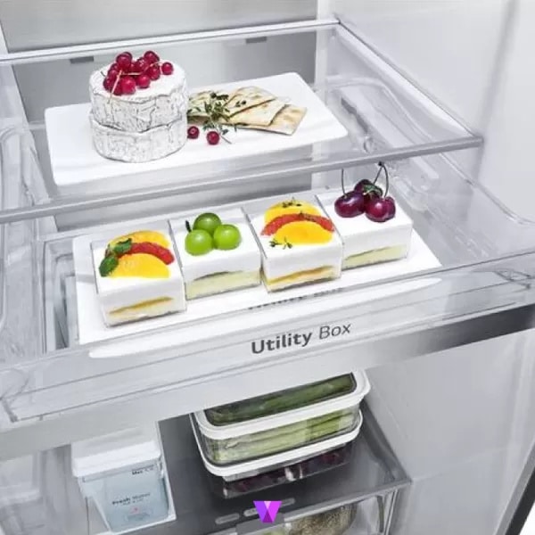 Vnútro chladničky s priehľadným priečinkom označeným Utility Box a usporiadanými potravinami.