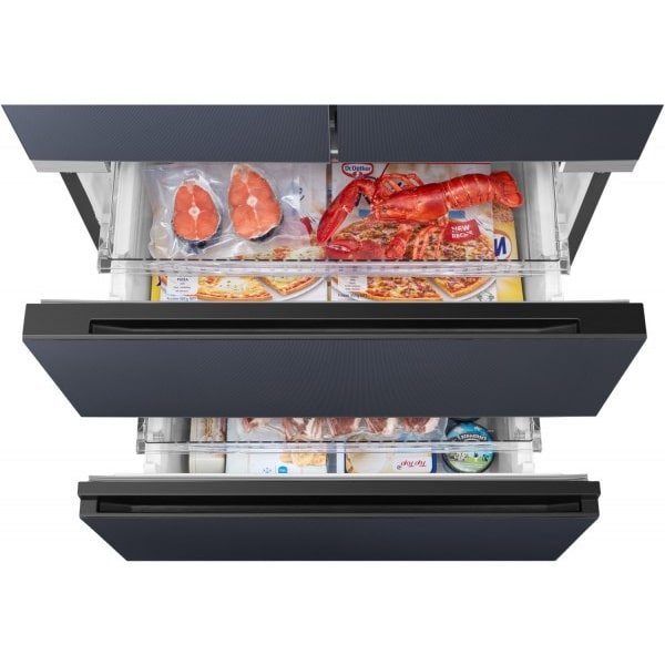 Otvorené zásuvky mrazničky s usporiadanými mrazenými potravinami