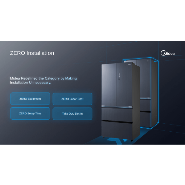 Bočný uhol na chladničku Midea s textom Zero Installation a zobrazeným dverným displejom