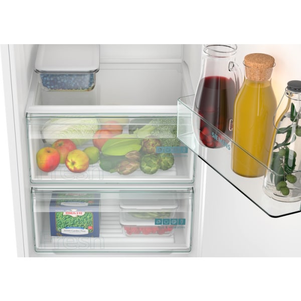 Vnútro chladničky Siemens s dvoma zásuvkami freshBox a fľašami vo dverách