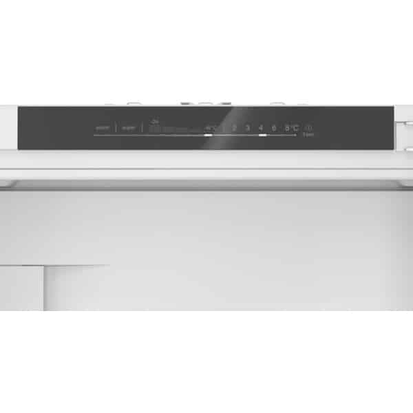 Detail čierneho ovládacieho panelu Siemens s digitálnymi ikonami a teplotami.