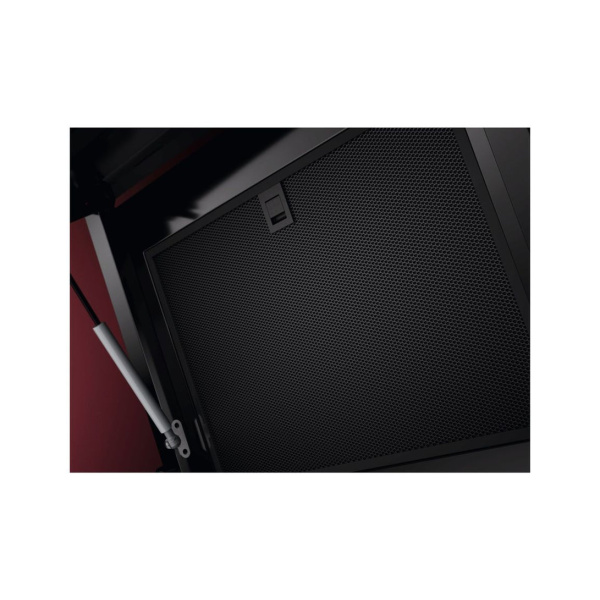 Detail kovovej mriežky/tukového filtra digestora z bočného uhla.