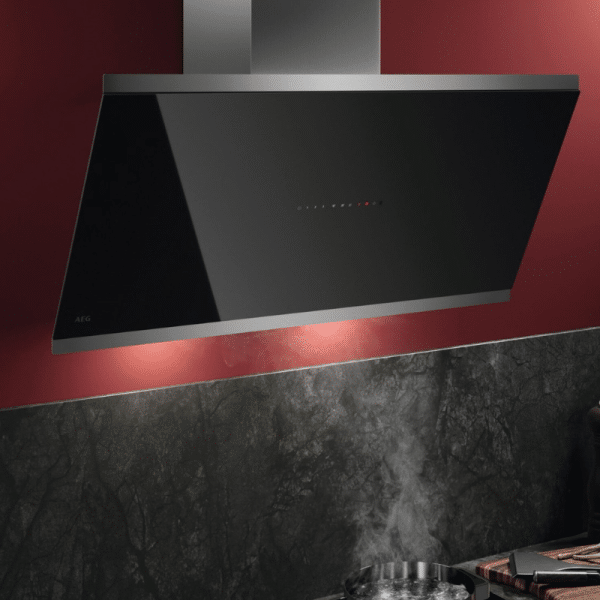 AEG GV77D91SL, predný pohľad v modernej kuchyni so stúpajúcou parou