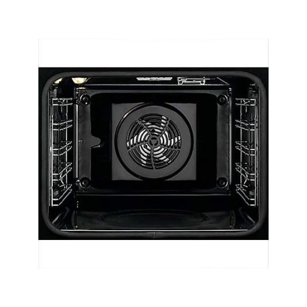 Vnútorný priestor rúry s veľkým ventilátorom, držiakmi roštov a hornými výhrevnými telesami.