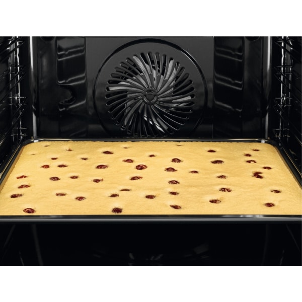 Vnútro rúry s ventilátorom a plechom s upečeným koláčom