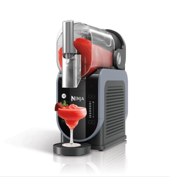 Elektrická stolová mašina Ninja SLUSHi FS301EU s červeným nápojom, predný uhol s logom Ninja a ovládacími tlačidlami
