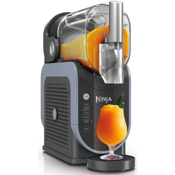 Ninja SLUSHi počas výdaja oranžového nápoja do pohára, bočný pohľad na výpust a nádobu