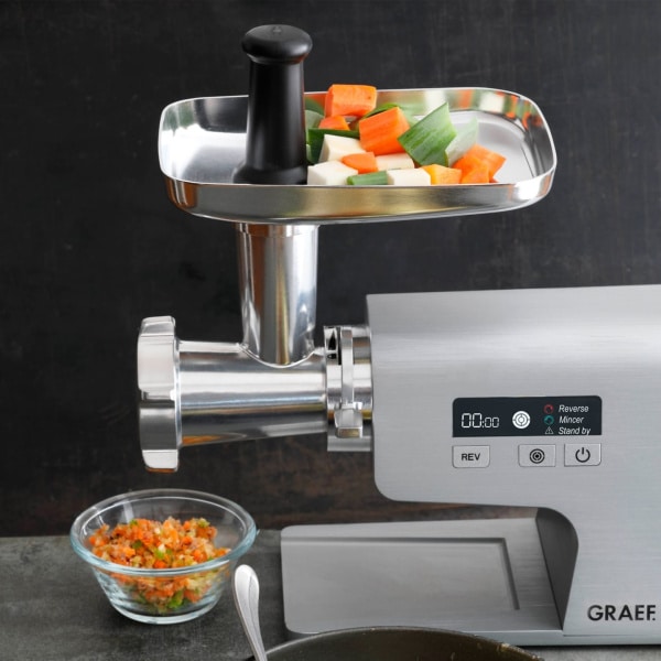 Graef Multiwolf FW 500 pri spracovaní zeleniny, detail displeja a násypky