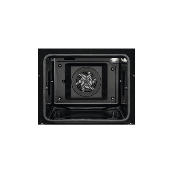 Vnútro rúry AEG s ventilátorom uprostred a osvetlením pre rovnomerné pečenie.