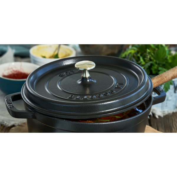 Liatinový hrniec Staub La Cocotte s pokrievkou v kuchynskom prostredí, detail nápisov na pokrievke.