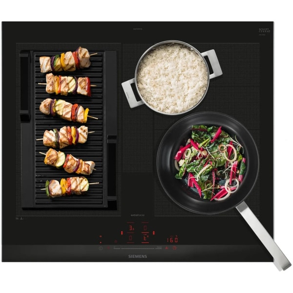 Na doske sú tri nádoby – grilovacia platňa, hrniec a panvica – zobrazené na indukčnej varnej doske Siemens EX675HYC1M.