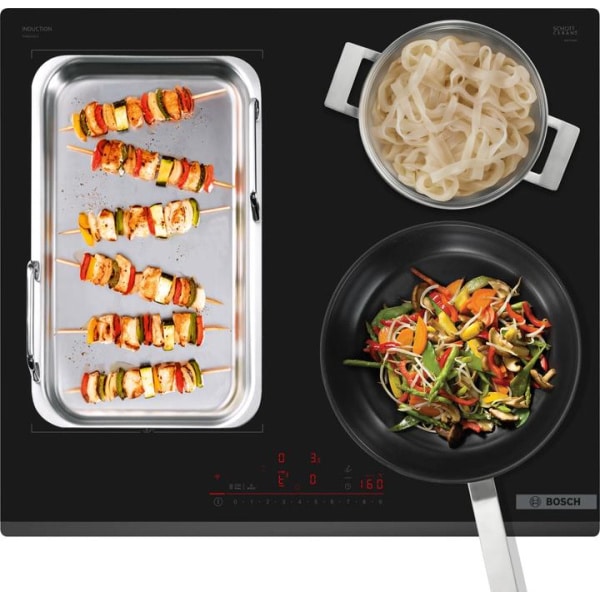 FlexInduction na doske Bosch PXE601DC1E s panvicou, hrncom a plechom so špízmi