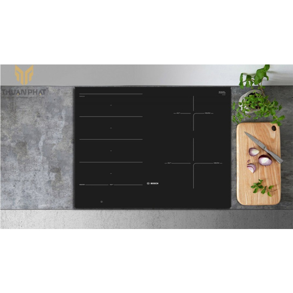 Indukčná varná doska Bosch PXE601DC1E v modernej kuchyni, pohľad zhora s doplnkami