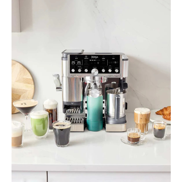 Ninja ES701EU spredu s viacerými štýlmi káv v pohároch; viditeľný displej a ovládacie tlačidlá.