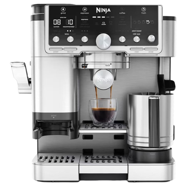Kávovar Ninja z predného pohľadu s ovládacím panelom, výpustmi a priestorom na šálku.