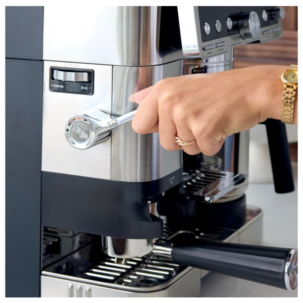 Detail Ninja ES701EU: ruka nastavuje hrubosť mletia s označeniami coarse/fine na prednom paneli.