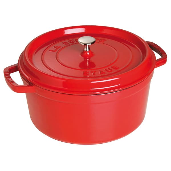 Červený Staub La Cocotte s nápismi na pokrievke a kovovou rukoväťou, štúdiové biele pozadie