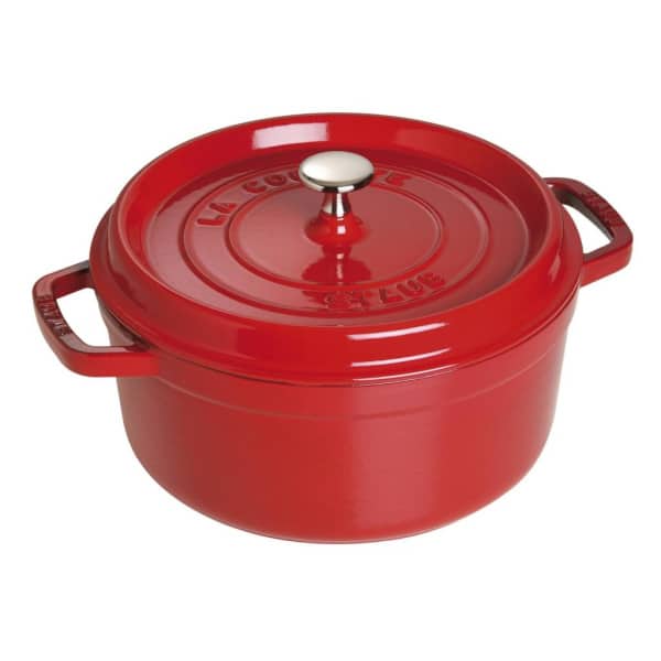 Červený Staub La Cocotte s kovovou úchytkou a nápismi LA COCOTTE STAUB na veku