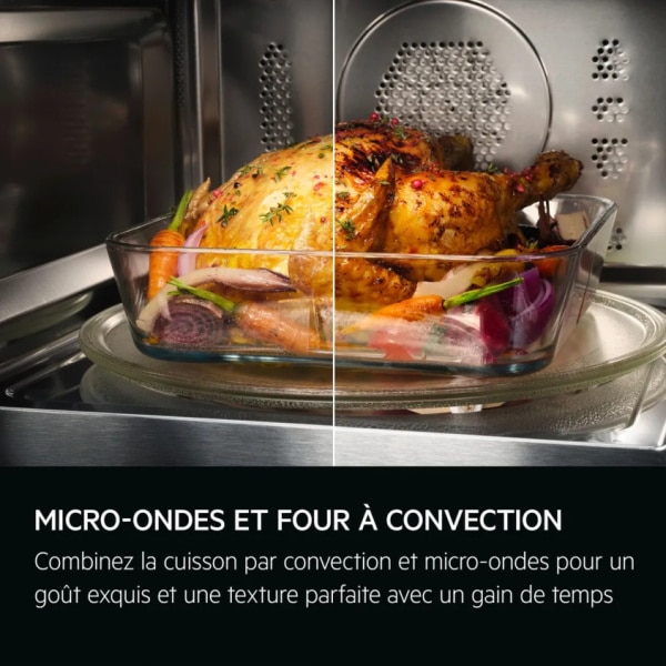 Pohľad do nerezovej dutiny mikrovlnnej rúry s pripraveným jedlom v sklenenej nádobe