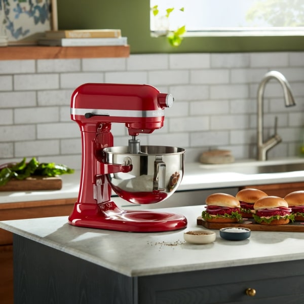 KitchenAid Artisan na kuchynskej linke s nerezovou misou