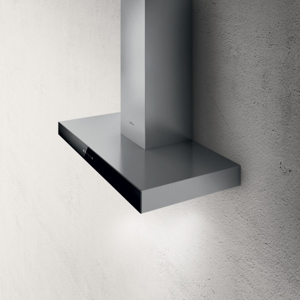 Nainštalovaný komínový odsávač Elica s čiernym čelným panelom a nerezovým komínom