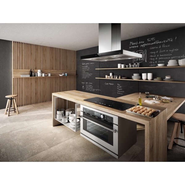 Moderná kuchyňa s ostrovčekom a nástenným komínovým odsávačom nad varnou doskou