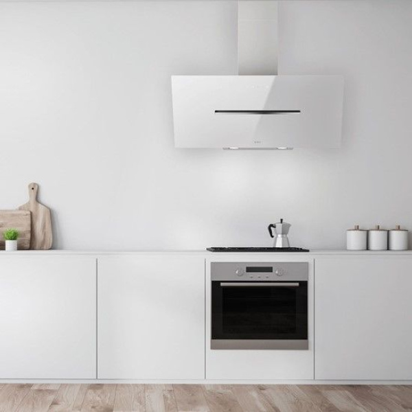 Obrázok zobrazuje modernú kuchyňu z pohľadu spredu s bielym digestorom nad varnou doskou a minimalistickou linkou. Svetlé denné osvetlenie zvýrazňuje čistý a moderný vzhľad.