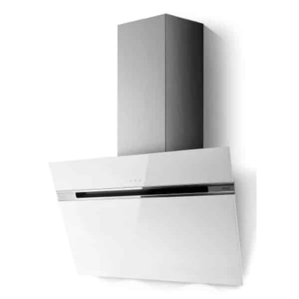 Na obrázku je kuchynský digestor zobrazený z predného uhla. Hlavné komponenty zahŕňajú šikmý panel a komínový vývod. Panel je biely s lesklým povrchom a obsahuje úzky čierny pruh, pravdepodobne pre ovládacie prvky. Komínový vývod je striebornej farby, pravdepodobne z nerezovej ocele. Na paneli sú viditeľné malé svetelné indikátory alebo tlačidlá. Prostredie je štúdiové, bez ďalších kontextových prvkov. Zdôraznený je moderný dizajn a estetika zariadenia.