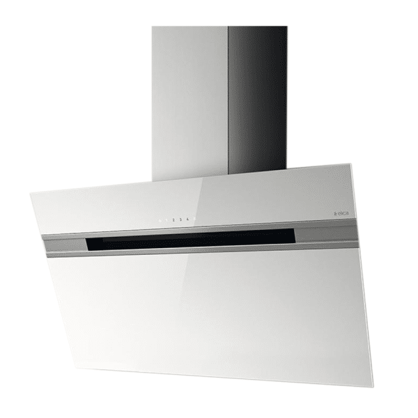 Kuchynský digestor Elica Stripe, bočný pohľad na šikmý biely panel s úzkym odsávacím otvorom a logom elica, s nerezovým komínom.
