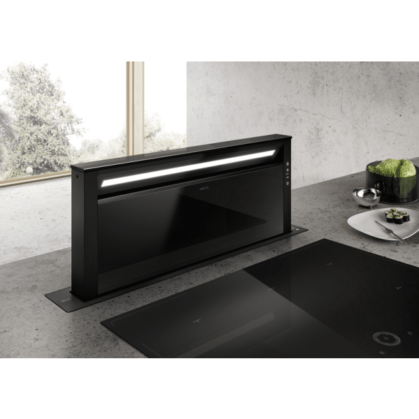 Detail výsuvného digestora Elica GETUP s čiernym skleneným panelom a LED lištou.