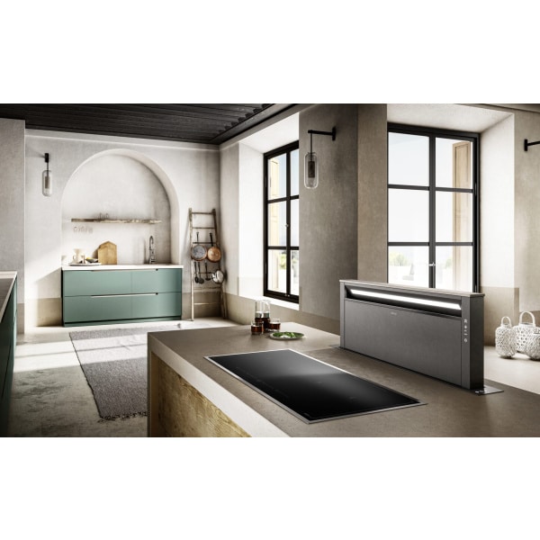 Moderná kuchyňa s ostrovčekom a výsuvným digestorom Elica GETUP s osvetlením.