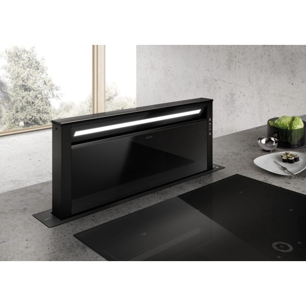 Elica GETUP IX/A/90 výsuvný digestor integrovaný v pracovnej doske, bočný pohľad s LED a dotykovým ovládaním.