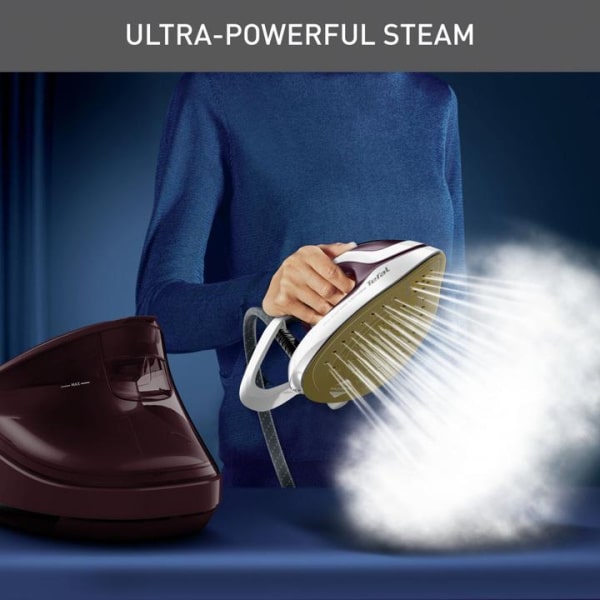 Osoba drží žehličku Tefal Pro Express Ultimate II; zlatá žehliaca plocha a silný prúd pary vedľa tmavej základne.