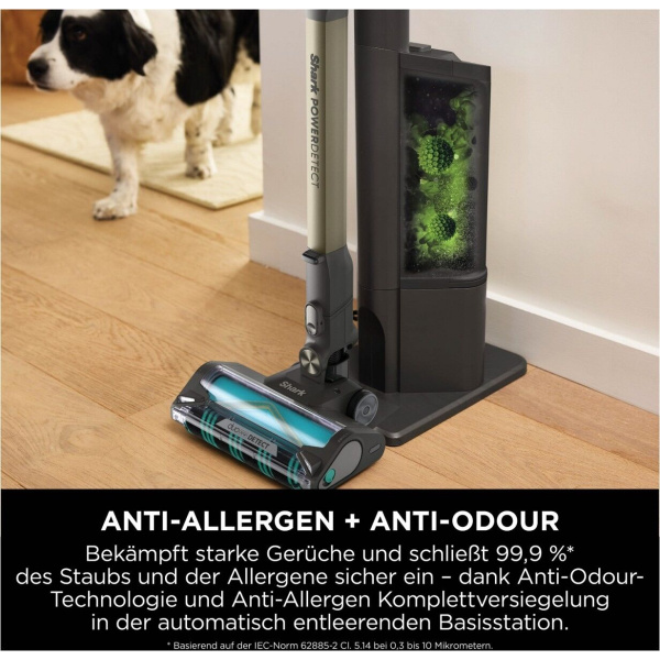 Shark IP3256EUT na dokovacej stanici s automatickým vyprázdňovaním; v pozadí pes, interiérová scéna.