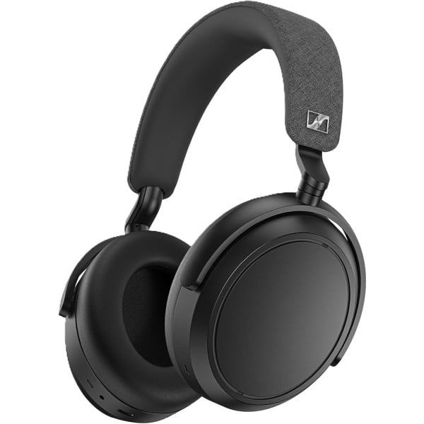 Detail bočného profilu slúchadiel Sennheiser MOMENTUM 4 Wireless v čiernej farbe