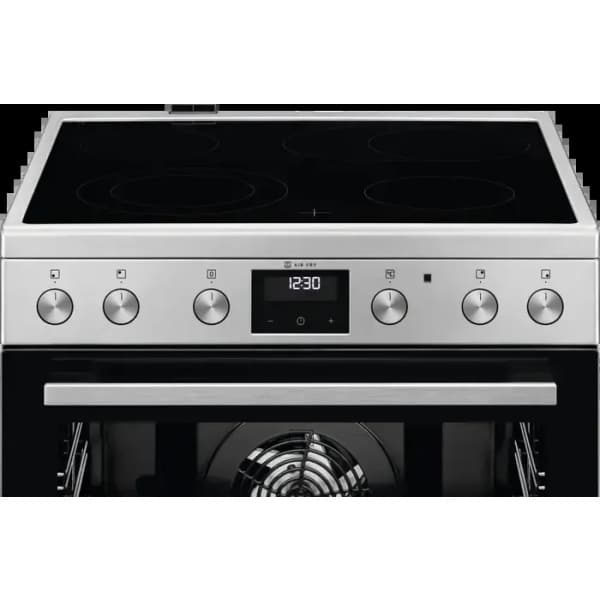 AEG sporák zblízka s ovládacím panelom, piatimi gombíkmi, LED displejom a nápisom AIR FRY.