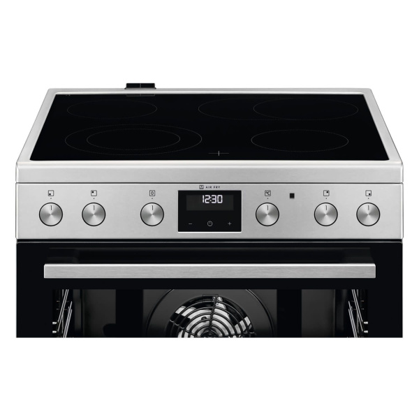 Celý elektrický sporák AEG s doskou so štyrmi zónami, ovládacími gombíkmi a rúrou s ventilátorom.