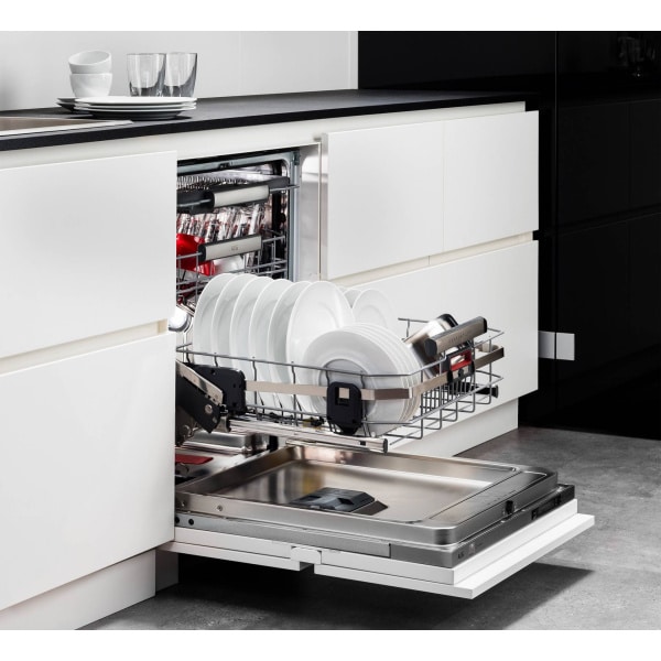 Zabudovaná umývačka AEG v modernej kuchyni, otvorená s naloženým riadom