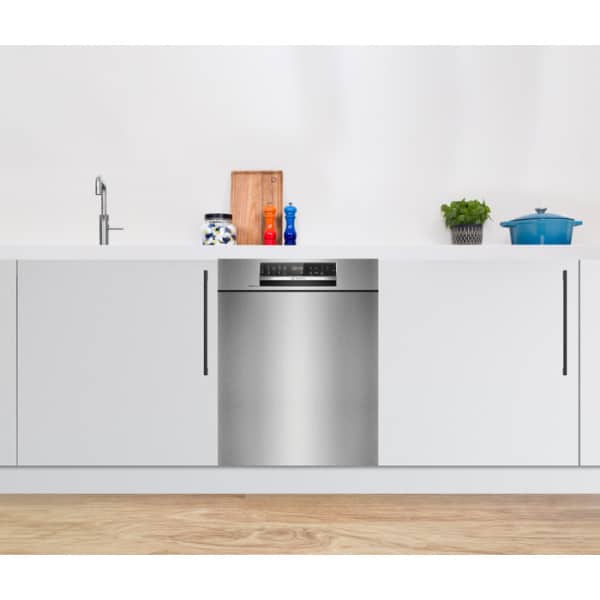 Zabudovaná umývačka riadu Bosch SMU6ECS12E v modernej kuchyni, nerezový čelný panel s ovládaním.