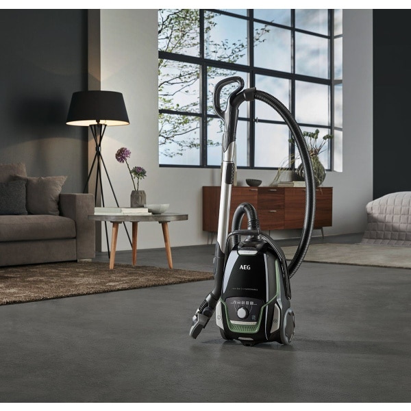 AEG VX9-2-ÖKO pri veľkom okne v obývačke, ovládací panel s otočným regulátorom