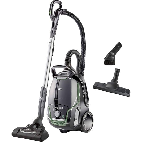 AEG VX9-2-ÖKO so súpravou nástavcov, teleskopickou trubicou a hadicou na bielom pozadí